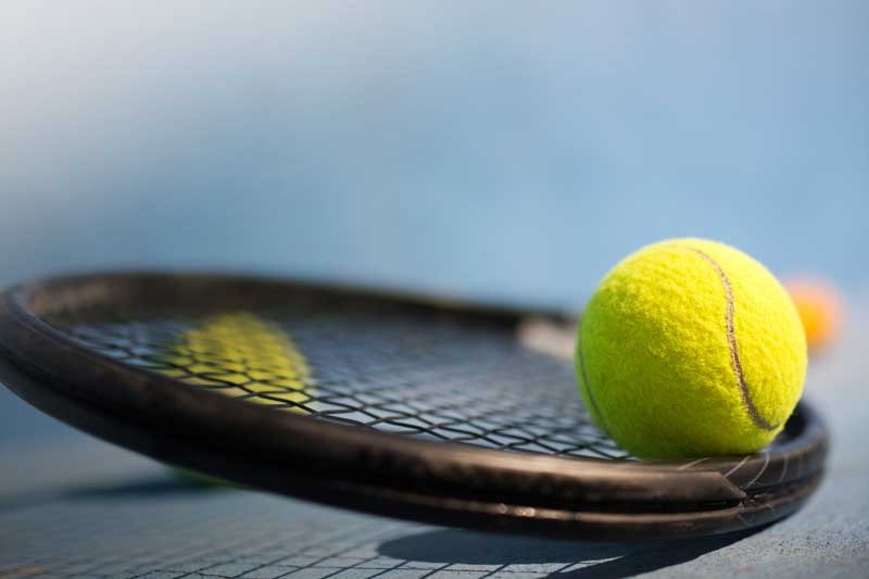 Tennisracket mit Ball