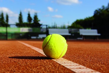 Tennisball auf Sandplatz